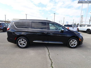 2022 Chrysler Pacifica Limited FWD