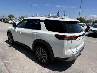 2023 Nissan Pathfinder SL 4WD