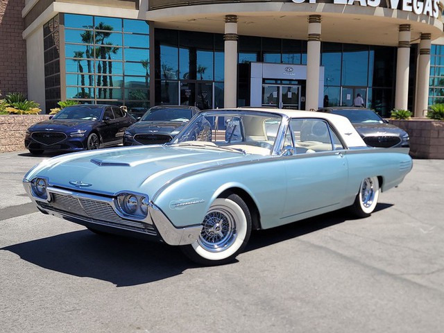 1961 Ford Thunderbird 