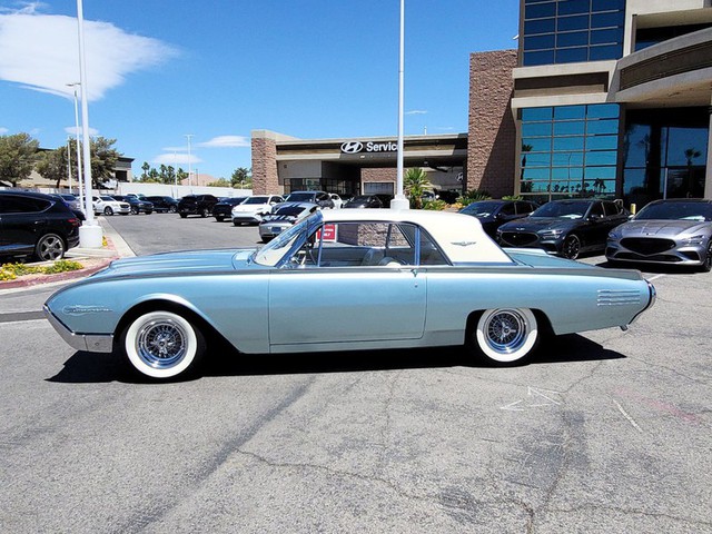 1961 Ford Thunderbird 