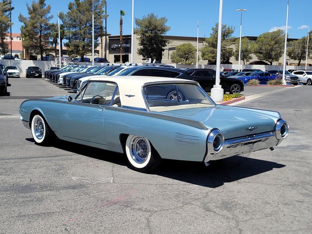 1961 Ford Thunderbird 