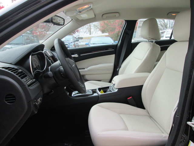 2023 Chrysler 300 Touring RWD