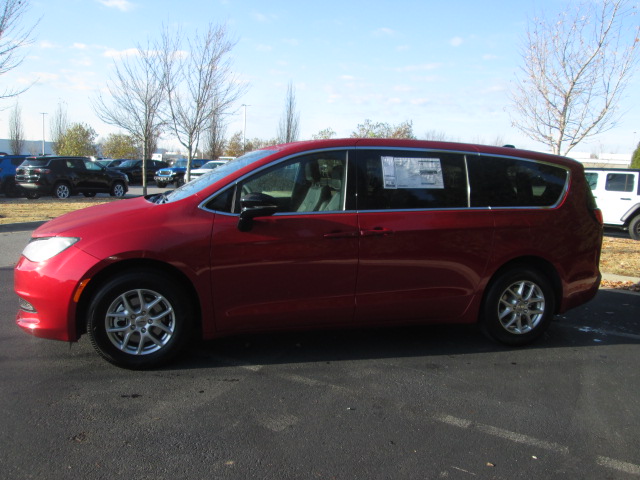 2025 Chrysler Voyager LX FWD