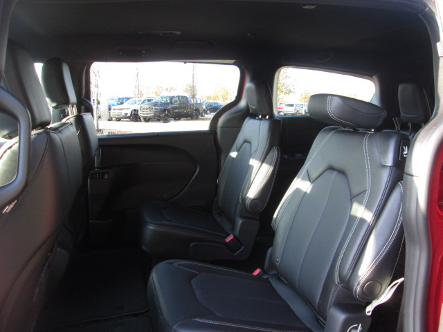 2025 Chrysler Voyager LX FWD
