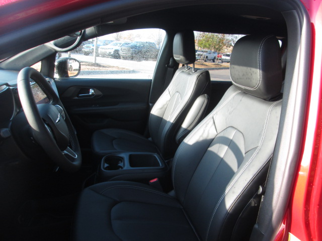 2025 Chrysler Voyager LX FWD