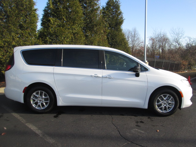 2025 Chrysler Voyager LX FWD