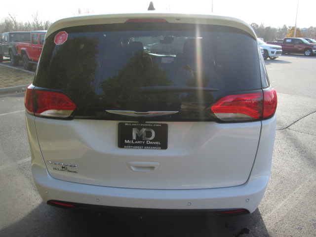 2025 Chrysler Voyager LX FWD