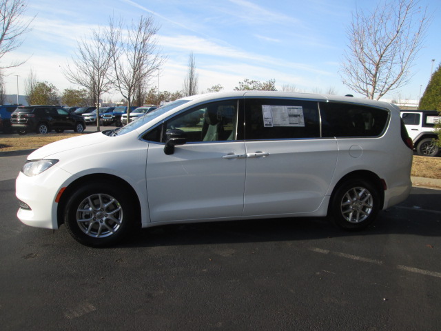2025 Chrysler Voyager LX FWD