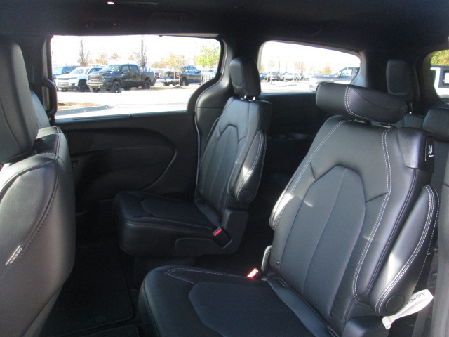 2025 Chrysler Voyager LX FWD