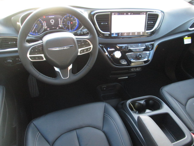 2025 Chrysler Voyager LX FWD