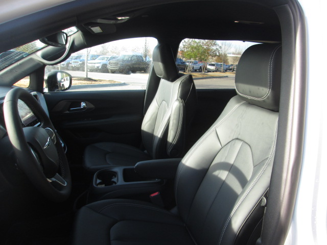 2025 Chrysler Voyager LX FWD