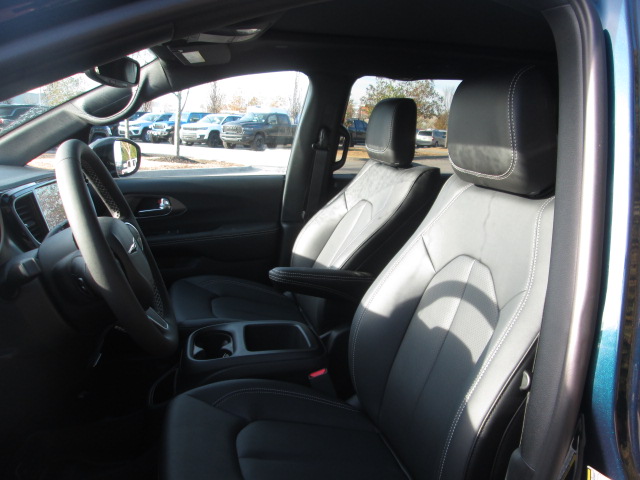 2025 Chrysler Pacifica Select FWD