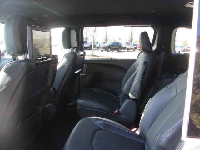 2025 Chrysler Pacifica Hybrid Select