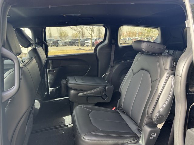 2025 Chrysler Voyager LX FWD