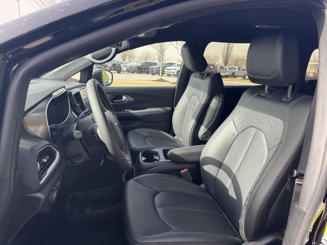 2025 Chrysler Voyager LX FWD