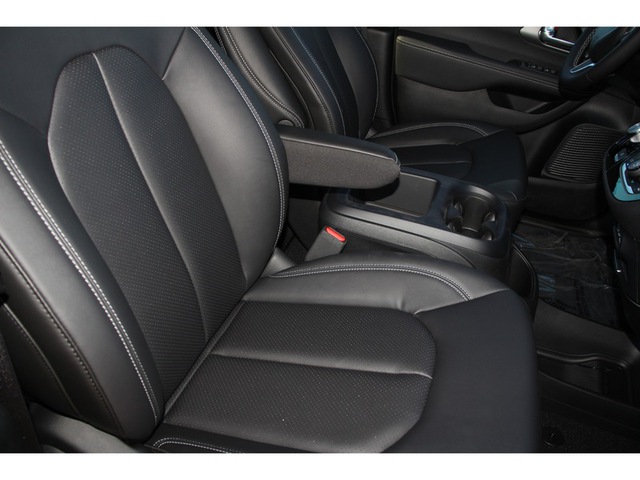 2025 Chrysler Pacifica Select FWD