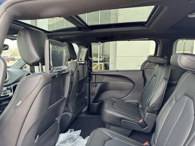 2025 Chrysler Pacifica Select AWD