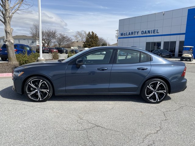 2024 Volvo S60 Plus Dark Theme