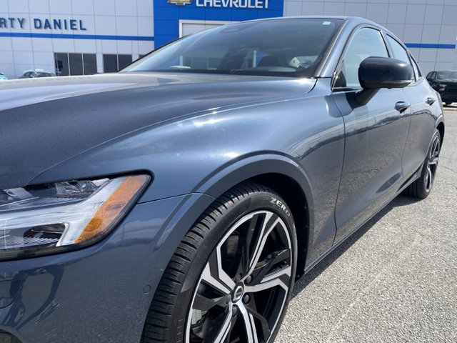 2024 Volvo S60 Plus Dark Theme