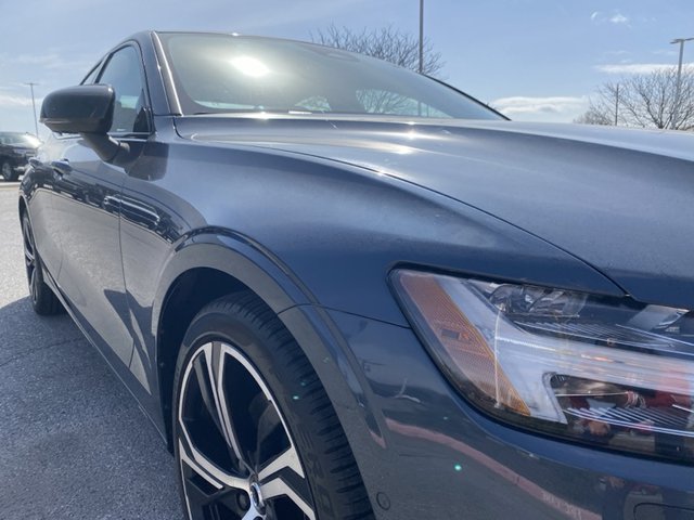 2024 Volvo S60 Plus Dark Theme