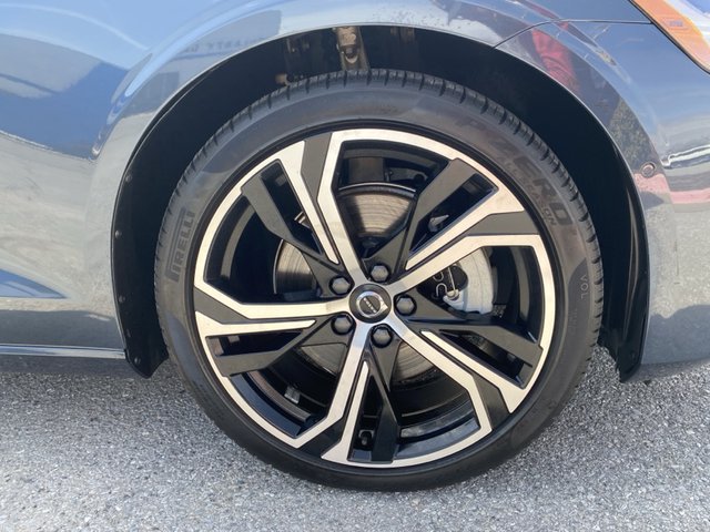 2024 Volvo S60 Plus Dark Theme