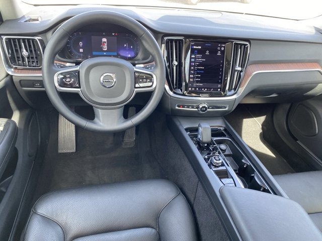 2024 Volvo S60 Plus Dark Theme