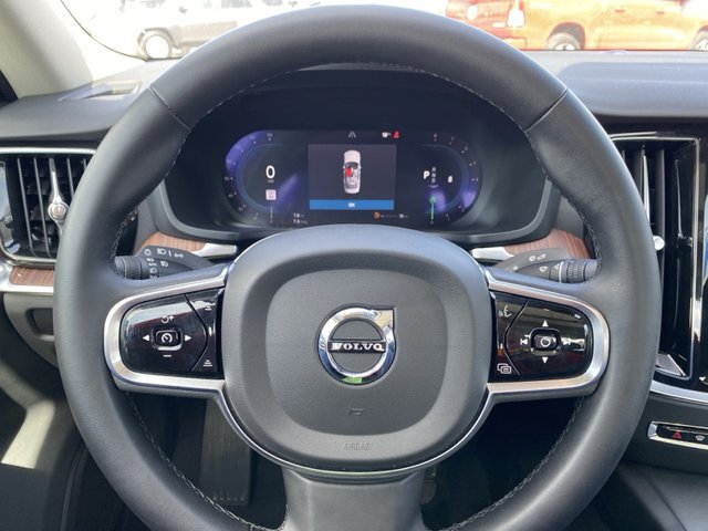2024 Volvo S60 Plus Dark Theme