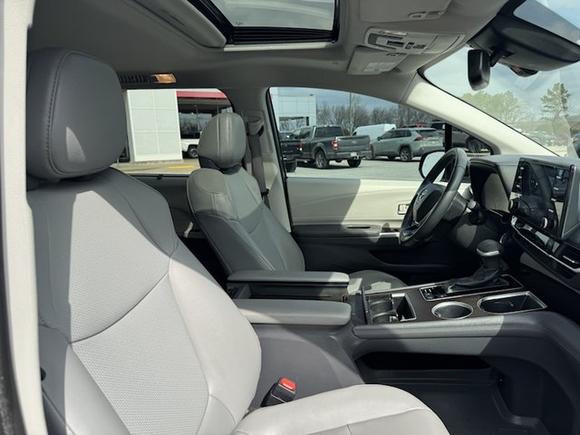 2022 Toyota Sienna Hybrid XLE FWD 7-Pass
