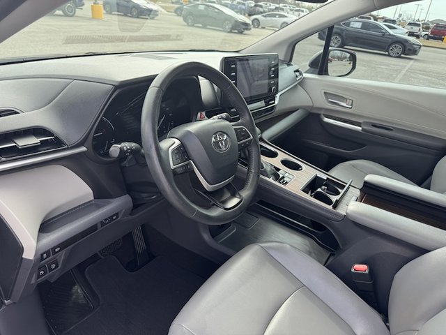 2022 Toyota Sienna Hybrid XLE FWD 7-Pass