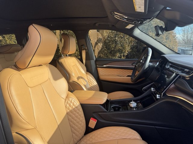 2023 Jeep Grand Cherokee Summit 4WD