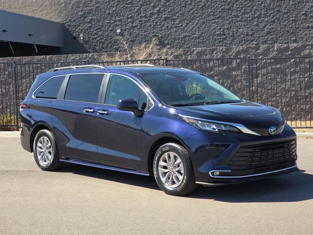 2023 Toyota Sienna XLE FWD 8-Pass