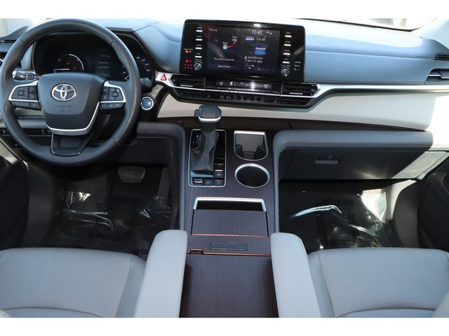 2023 Toyota Sienna XLE FWD 8-Pass