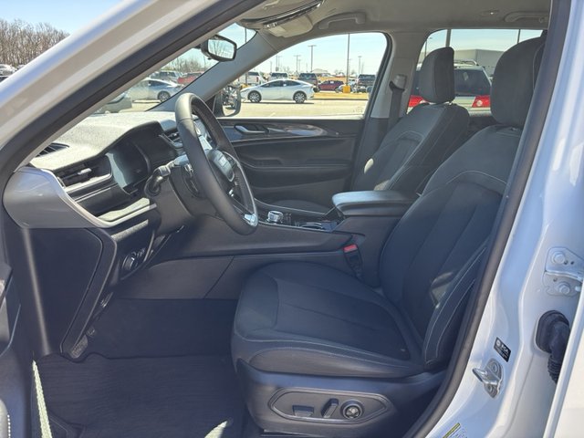 2023 Jeep Grand Cherokee Laredo 4WD