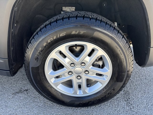 2023 Jeep Grand Cherokee Laredo 4WD