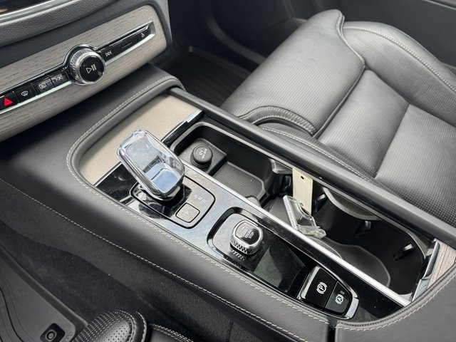 2024 Volvo XC90 Ultimate Bright Theme