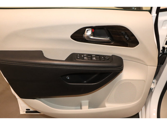 2023 Chrysler Pacifica Limited FWD Hybrid