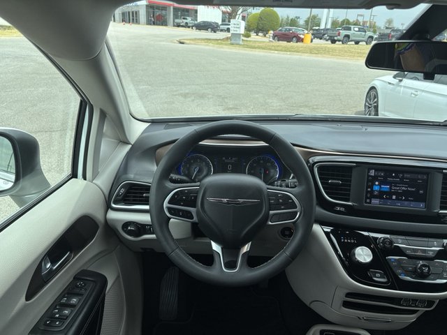2022 Chrysler Voyager LX FWD