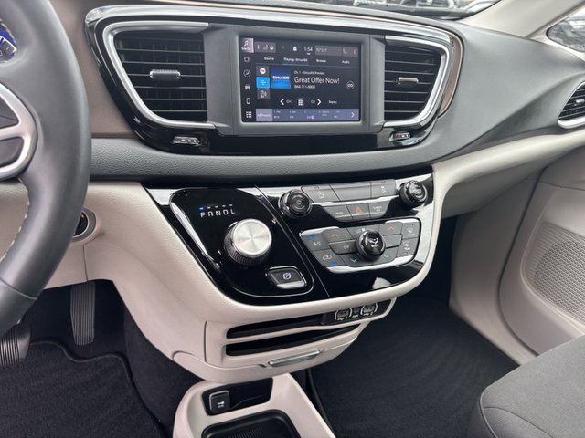 2022 Chrysler Voyager LX FWD