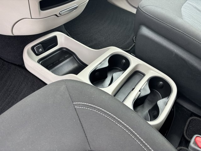 2022 Chrysler Voyager LX FWD
