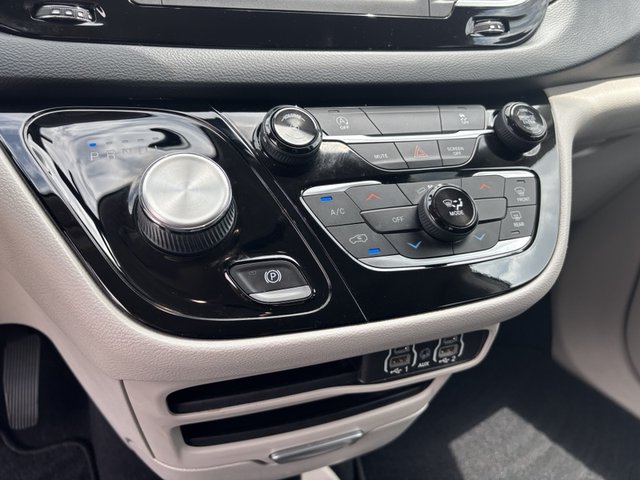 2022 Chrysler Voyager LX FWD