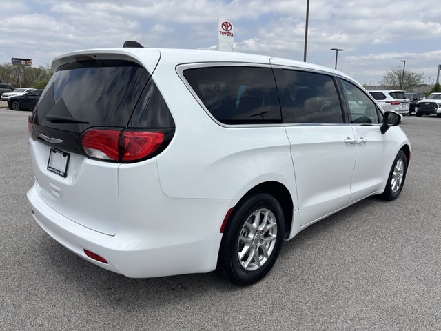 2022 Chrysler Voyager LX FWD