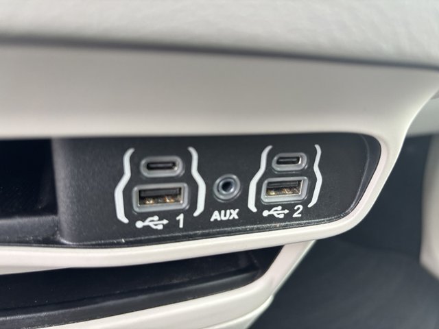2022 Chrysler Voyager LX FWD