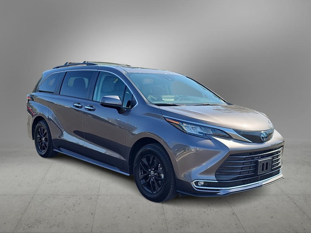 2022 Toyota Sienna Hybrid XLE FWD 8-Pass