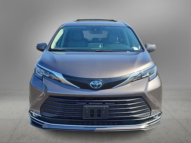 2022 Toyota Sienna Hybrid XLE FWD 8-Pass