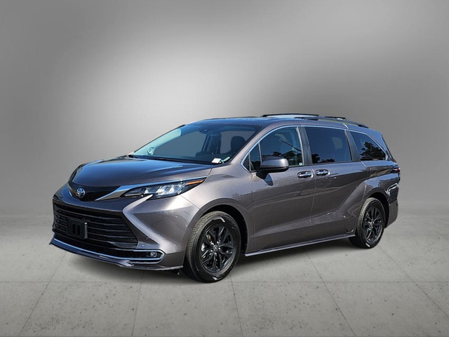 2022 Toyota Sienna Hybrid XLE FWD 8-Pass