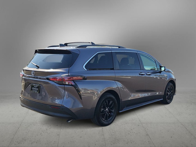 2022 Toyota Sienna Hybrid XLE FWD 8-Pass