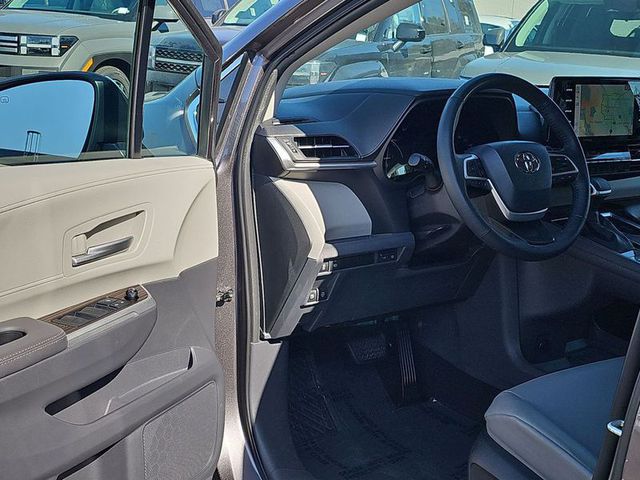 2022 Toyota Sienna Hybrid XLE FWD 8-Pass