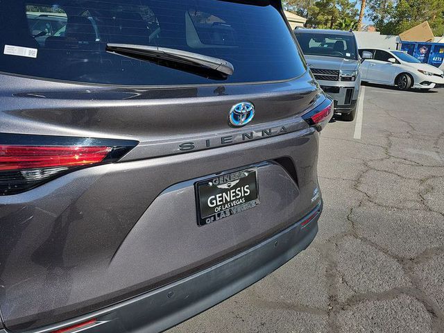 2022 Toyota Sienna Hybrid XLE FWD 8-Pass