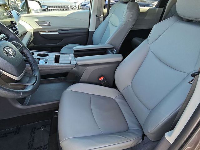 2022 Toyota Sienna Hybrid XLE FWD 8-Pass