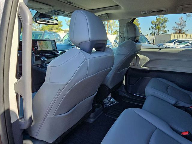 2022 Toyota Sienna Hybrid XLE FWD 8-Pass